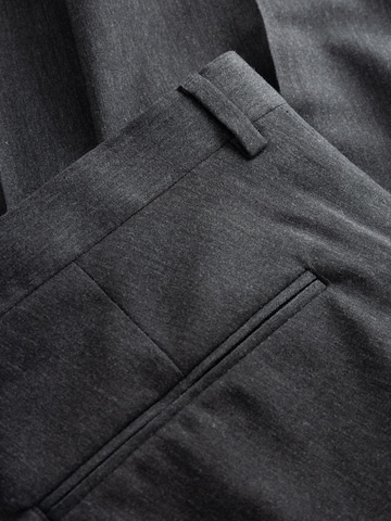 Coupe slim Pantalon à plis 'Ostfold' Viggo en gris