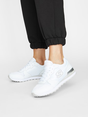 Baskets basses 'Gold'n Gurl' SKECHERS en blanc : devant