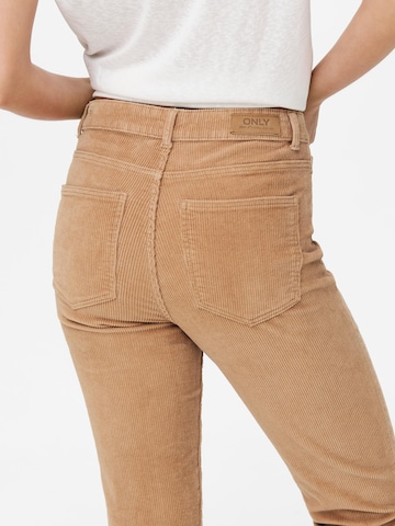 Coupe slim Pantalon 'Emily' ONLY en marron