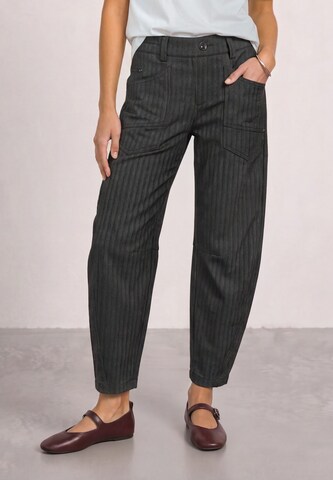 Barrel Pantaloni 'Karlie' de la STREET ONE pe negru: față