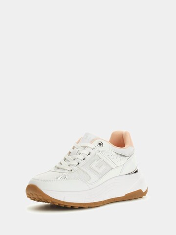 GUESS Sneaker in Weiß