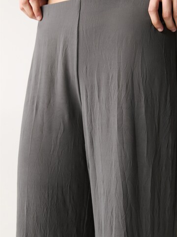 Pull&Bear Loosefit Housut värissä sininen