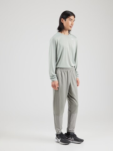 NIKE Конический (Tapered) Спортивные штаны 'Sphere Challenger' в Серый