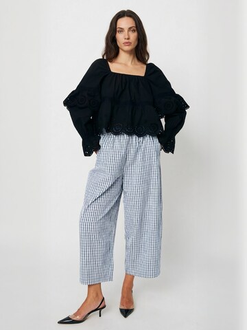 Crās Shirt ' Nellacras ' in Zwart: voorkant