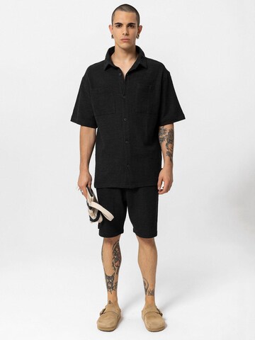 VAMOS CLO Comfort fit Button Up Shirt in Black