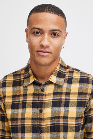 BLEND - Ajuste regular Camisa en amarillo