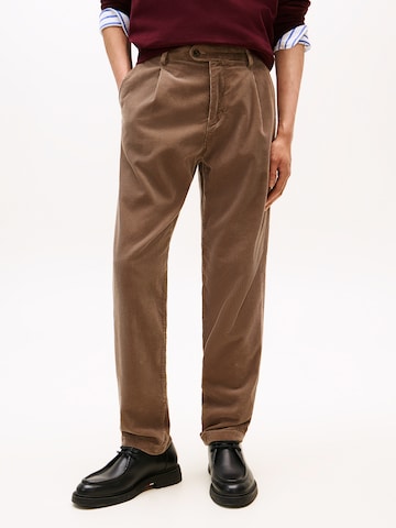 Effilé Pantalon chino 'HARLEM 1PLT' TOMMY HILFIGER en marron : devant