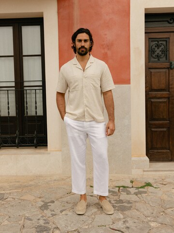 DAN FOX APPAREL Regular fit Риза 'Leonard' в бяло