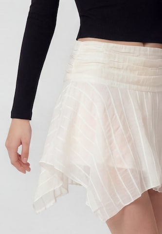 myMo at night - Falda en blanco