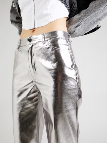 GUESS Normalny krój Spodnie 'AMBRA' w kolorze srebrny