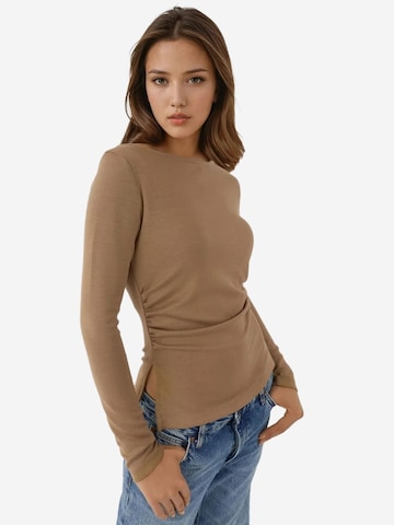 Hiccup Shirt in Braun: Vorderseite