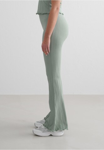 Flared Pantaloni di Aim'n in verde