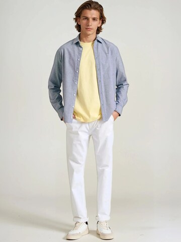 Regular Pantalon chino Funky Buddha en blanc