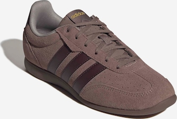 ADIDAS SPORTSWEARNiske tenisice 'BARREDA LO' - smeđa boja: prednji dio