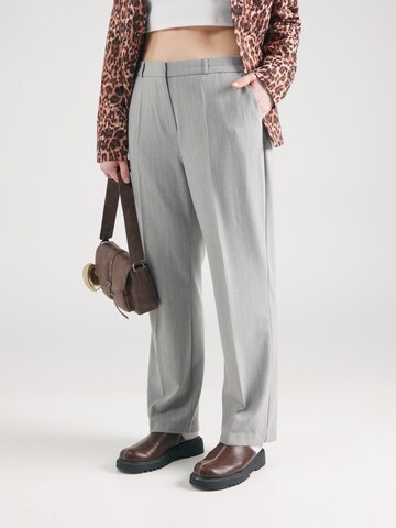 Loosefit Pantaloni con pieghe 'CARBrie' di ONLY Carmakoma in grigio: frontale