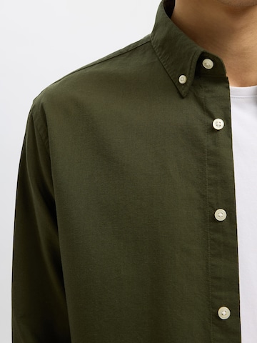 Coupe regular Chemise 'SLHRICK' SELECTED en vert