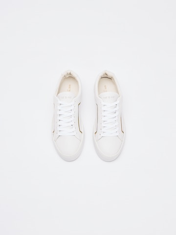 NINE TO FIVE Sneakers in White
