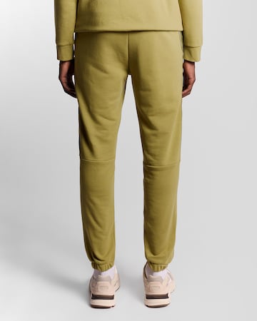 Lyle & Scott Tapered Hose 'Tap Trackies' in Grün