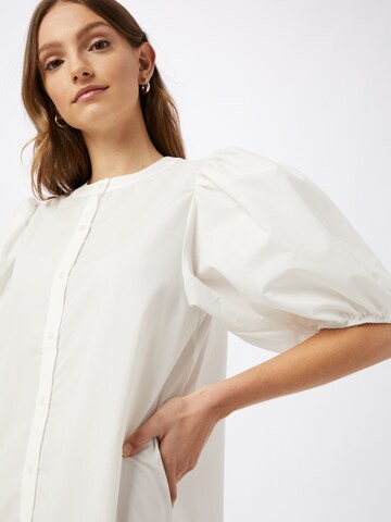 Gina Tricot Sukienka koszulowa 'Slogan' w kolorze biały