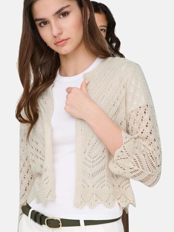 JDY Gebreid vest 'JDY JDYSUN 3/4 CROPPED CARDIGAN KNT NOOS CARDIGAN' in Beige: voorkant
