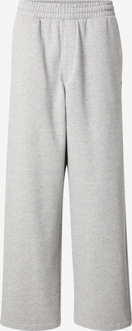 WEEKDAY Loosefit Housut värissä harmaa: etupuoli
