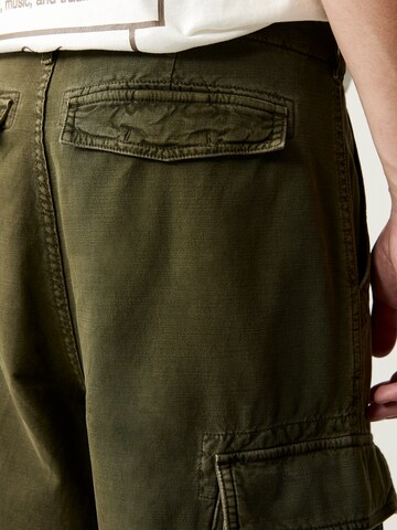 Loosefit Pantalon cargo Pull&Bear en vert