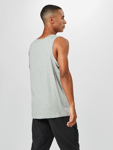 Coupe regular T-Shirt fonctionnel NIKE en gris