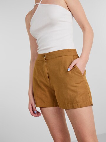 Regular Pantalon 'Sunna' PIECES en marron