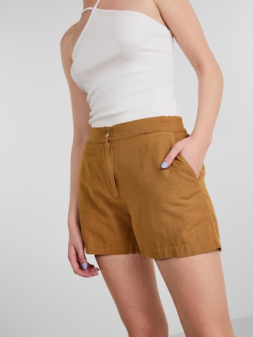 Regular Pantalon 'Sunna' PIECES en marron