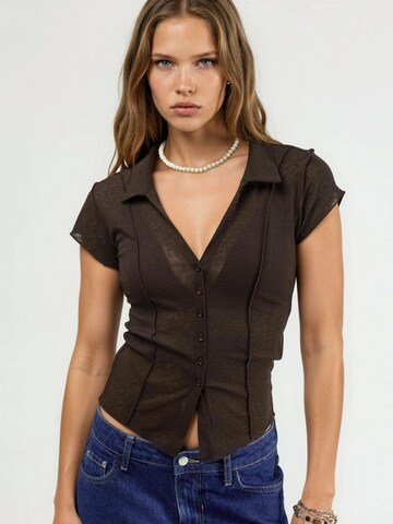 Busem Shirt in Brown: front
