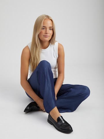 Peppercorn - Pierna ancha Pantalón 'Bea' en azul