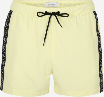 Calvin Klein Swimwear - Calções de banho em amarelo: frente