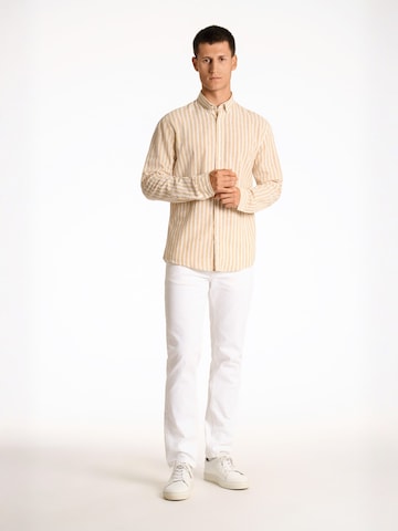 Coupe regular Chemise Lindbergh en beige