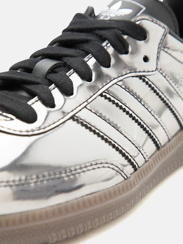 Baskets basses 'SAMBA' ADIDAS ORIGINALS en argent