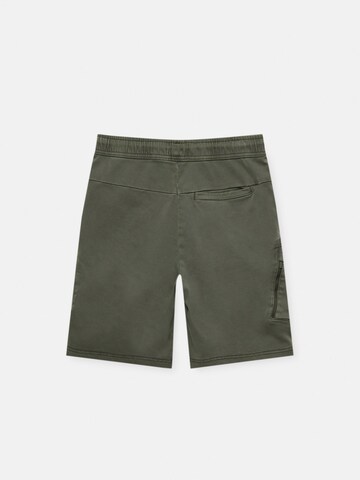 Pull&Bear Regular Shorts in Grün