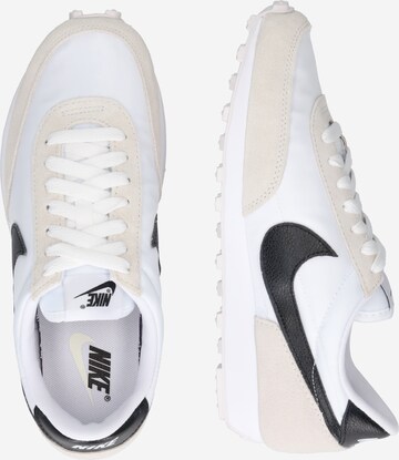 Baskets basses 'Daybreak' Nike Sportswear en blanc