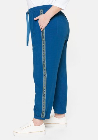 SHEEGO - Tapered Pantalón en azul