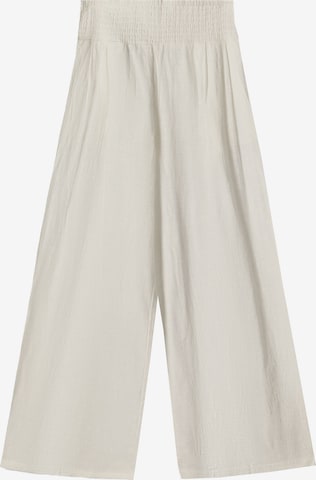 Bershka Trousers in White: front