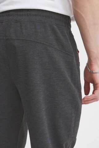 !Solid Tapered Pants 'Vinh' in Grey