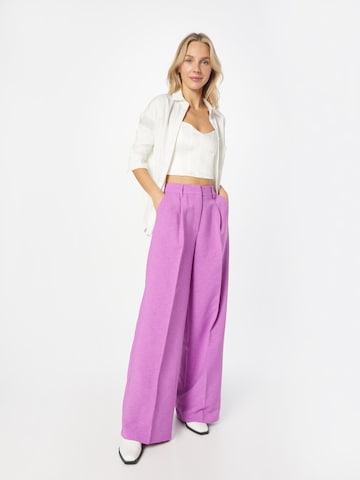 Wide Leg Pantalon à plis 'Tracy' Nasty Gal en violet