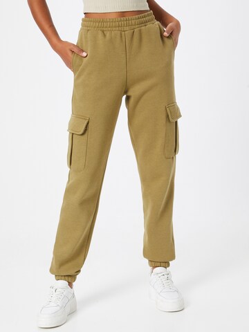 Urban Classics Tapered Cargo Pants in Green: front