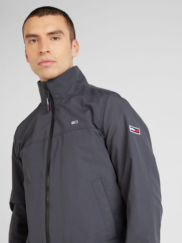 Tommy Jeans Демисезонная куртка 'ESSENTIAL' в Серый