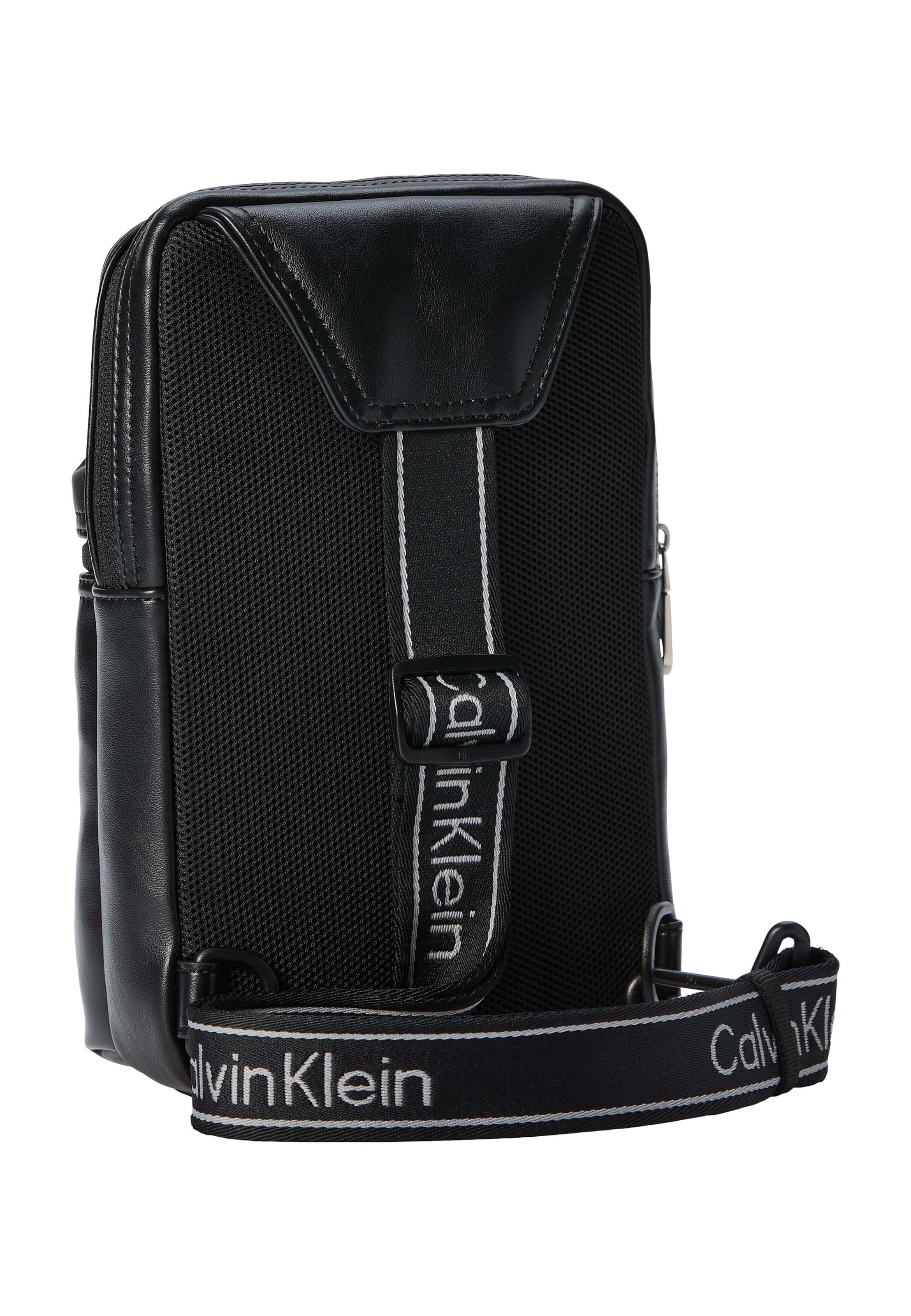 juoda Calvin Klein Rankinė su ilgu dirželiu