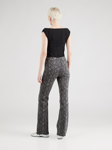Flared Pantaloni di Monki in grigio
