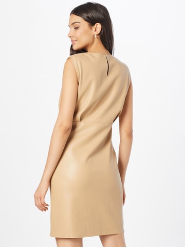 Rochie de la b.young pe bej