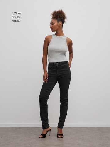 RÆRE by Lorena Rae Slimfit Jeans i svart