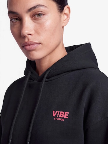V!BE STUD!OS Collegepaita värissä musta