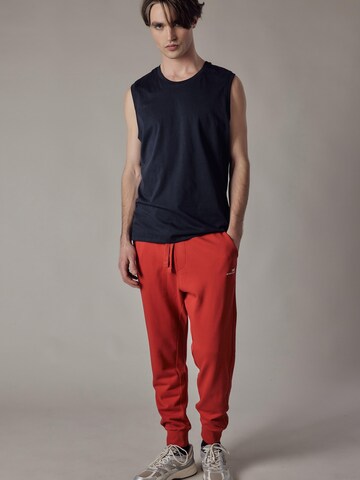 OWN Off With Nature Regular Broek 'Joggers' in Rood: voorkant