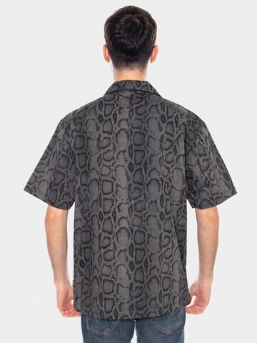 Carhartt WIP Comfort Fit Skjorte 'S/S Snake Camo Shirt Snake Camo, Leaf' i blandingsfarvet