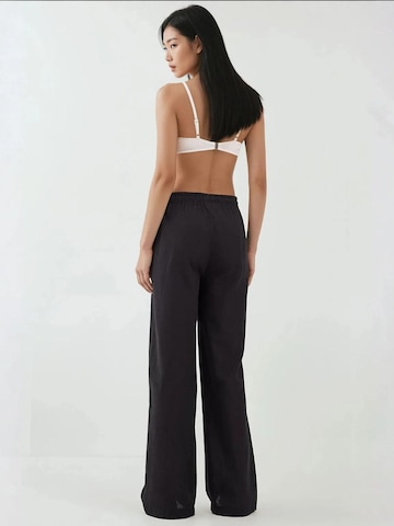 Hiccup Regular Trousers in Black
